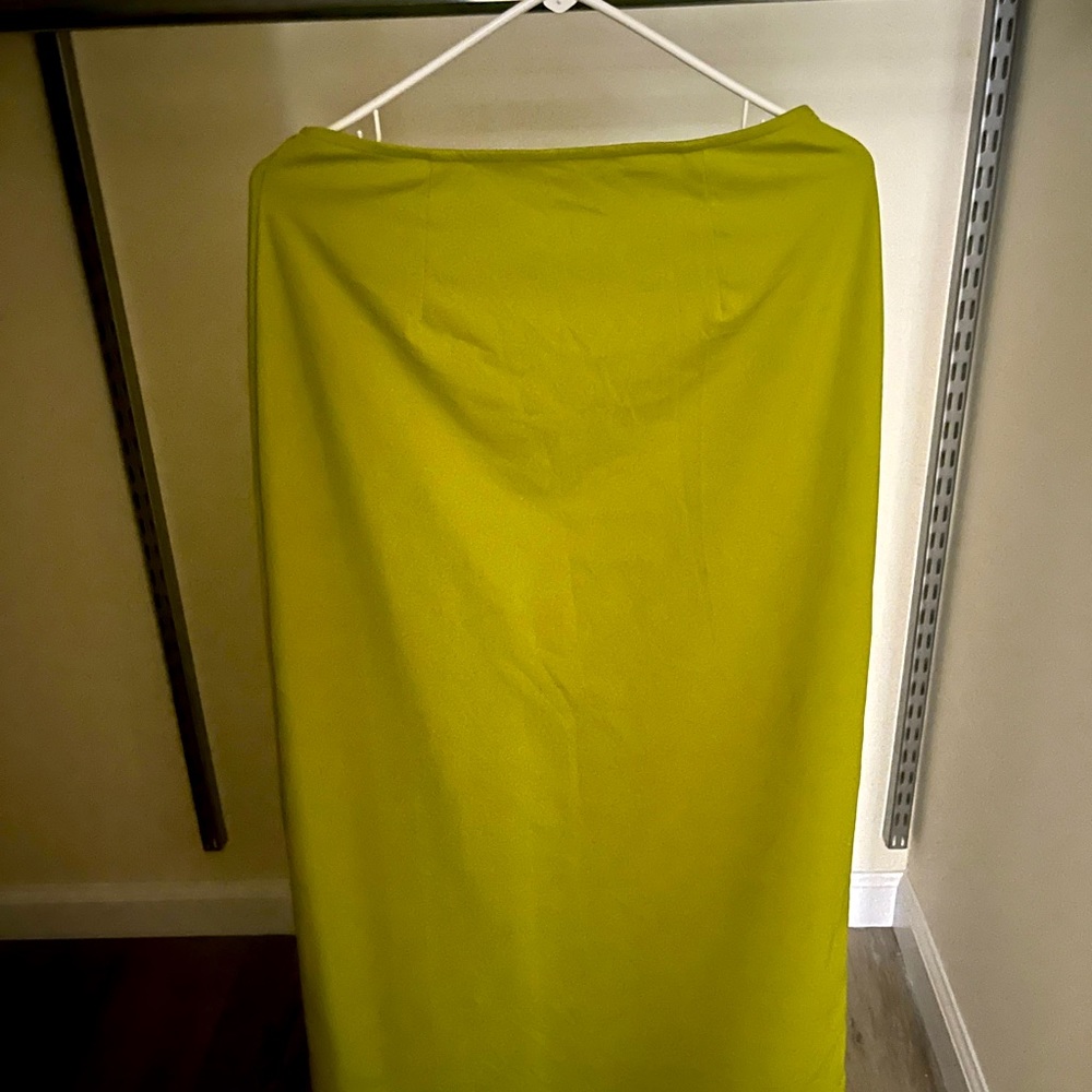 Skrit in olive green. From express tricot, in tip top condition.